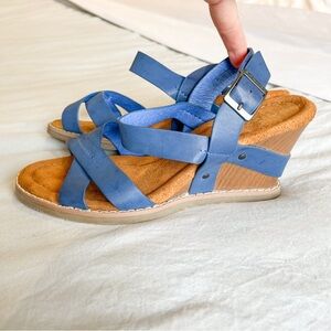 BearPaw Blue Leather Sandals with X-Strap and Platform Sole.